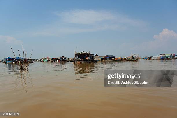 floating village in cambodia - chong kneas - fotografias e filmes do acervo