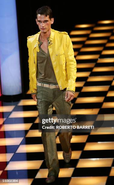Versace Spring Collection 2005 29 Milan Fashion Week Versace Spring Summer 2005 Stock Photos, High-Res ...