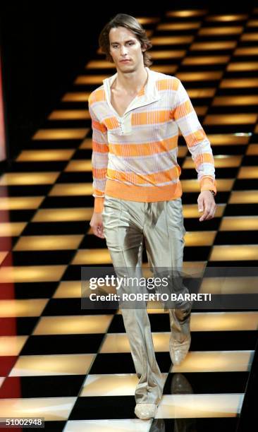 Versace Spring Collection 2005 29 Milan Fashion Week Versace Spring Summer 2005 Stock Photos, High-Res ...