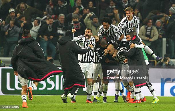 Simone Zaza of Juventus FC celebrates with his team-mates after scoring the opening goal during the Serie A match between and Juventus FC and SSC...