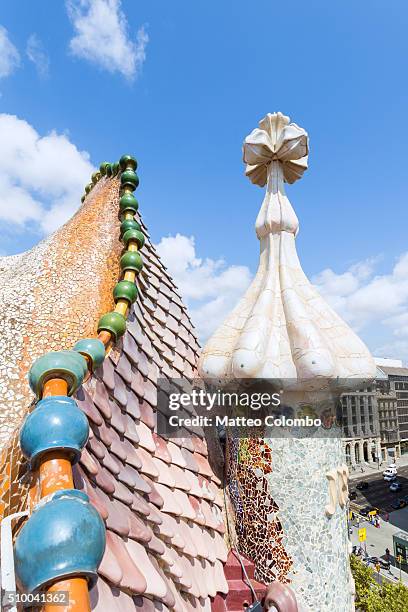 dragon shaped roof of casa battlo, barcelona, spain - casa batlló imagens e fotografias de stock