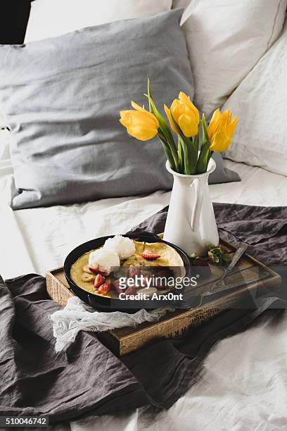 breakfast in bed - breakfast in bed tray stock-fotos und bilder