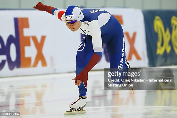 Olga Fatkulina of Russia compete in the Ladies 500 meters race during day 3 of the ISU World Single Distances Speed Skating Championships held at...