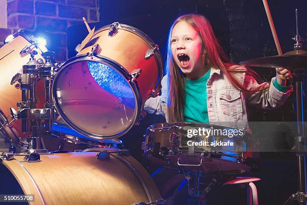 mädchen spielt trommeln - child rock band stock-fotos und bilder