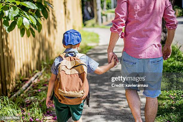 vater und sohn zur schule - umhängetasche stock-fotos und bilder