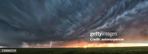 supercelda tormenta al atardecer - storm fotografías e imágenes de stock