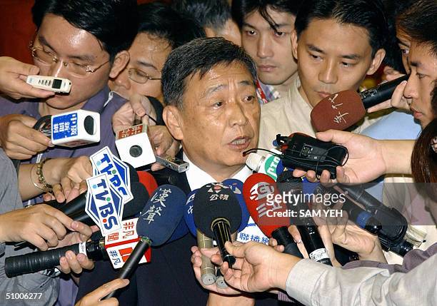 Taiwanese Defense Minister Lee Jye speaks to journalists in Taipei, 29 June 2004. Taiwanese President Chen Shui-bian 29 June defended a planned...
