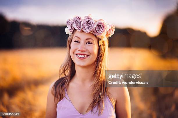 girl in wheat field - bloemkroon stockfoto's en -beelden