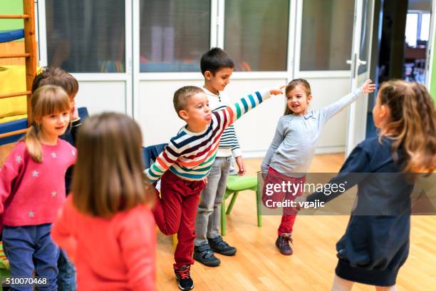 exercício de grupo de crianças no jardim de infância. - somente crianças imagens e fotografias de stock