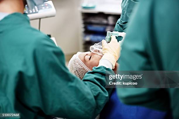 the patient is responding well to the anesthesia - anaesthetist stock pictures, royalty-free photos & images