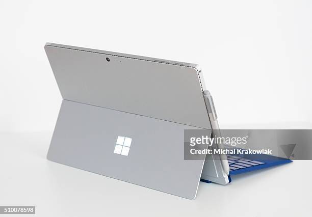 microsoft surface pro 4 with type cover. - microsoft surface pro stockfoto's en -beelden