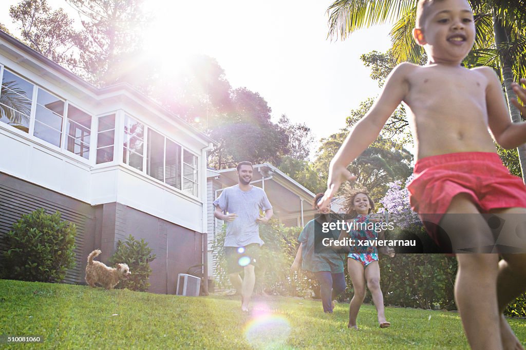 First-Nations-Familie Spaß im Garten ganz wie zu Hause fühlen.