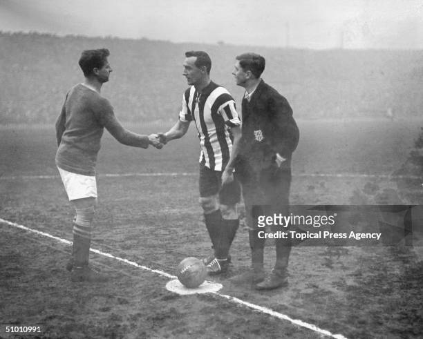 The captains of Chelsea and Sheffield United shake hands before the start of the FA Cup Final at Old Trafford, which United won 3-0, 24th April 1915.