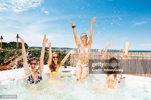 diversión veraniega - girls in hot tub fotografías e imágenes de stock