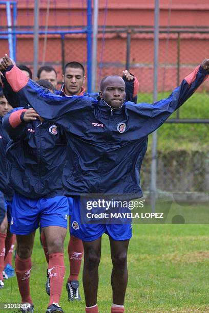 Whayne Wilson , miembro de la seleccion de futbol de Costa Rica, realiza ejercicios de calentamiento junto a sus companeros durante un entrenamiento...