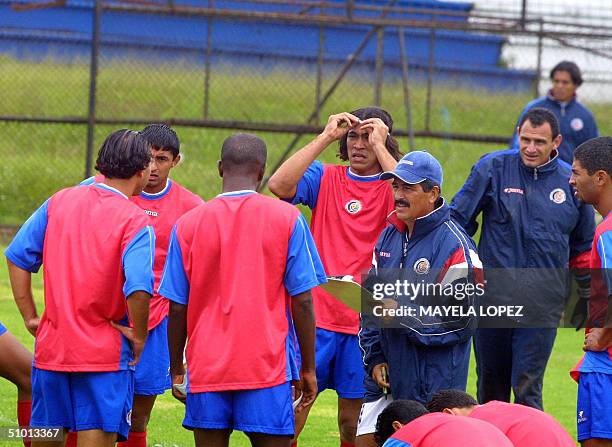 El tecnico de la seleccion de futbol de Costa Rica, el colombiano Jorge Luis Pinto , les da instrucciones a los jugadores el 30 de junio de 2004 en...