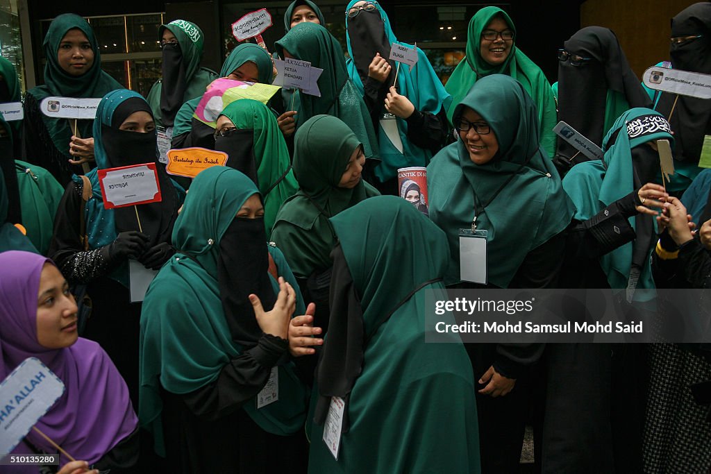 Muslim Anti-Valentine Day Campaign Celebrated In Malaysia