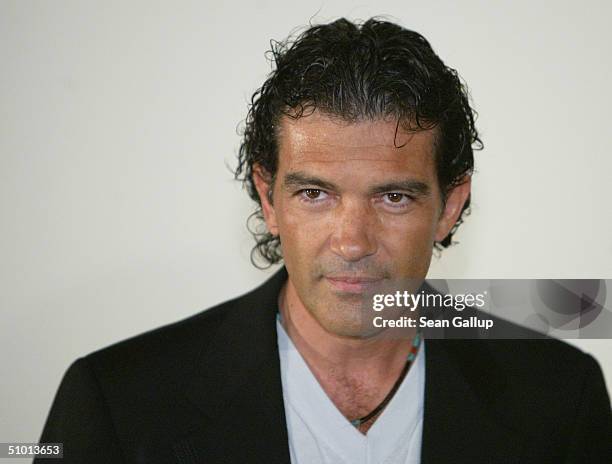 Antonio Banderas attends the German premiere of "Shrek 2" on June 30, 2004 in Hamburg, Germany.