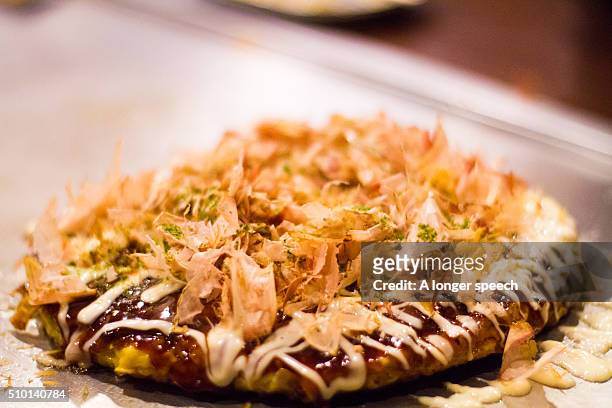 okonomiyaki on hot plate - okonomiyaki bildbanksfoton och bilder
