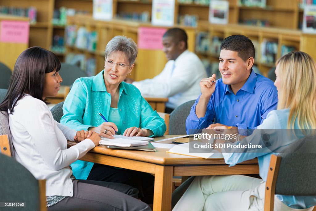 Eine Gruppe von Lehrern Treffen Sie sich in der Bibliothek