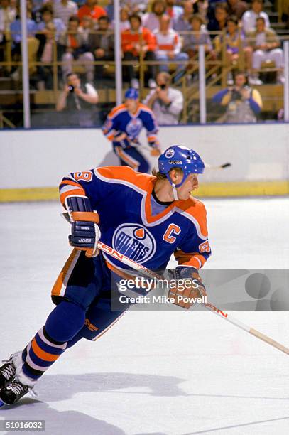 Wayne Gretzky of the Edmonton Oilers skates against the Los Angeles Kings during a game circa 1987 at the Great Western Forum in Inglewood,...