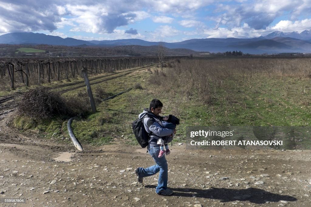 TOPSHOT-MACEDONIA-GREECE-EUROPE-MIGRANTS-REFUGEES