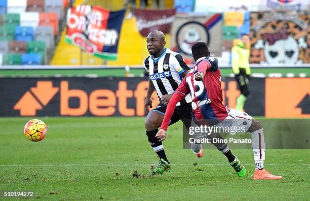Emmanuel Agyemang Badu of Udinese Calcio competes with Ibrahima Mbaye of Bologna FC during the Serie A match between Udinese Calcio and Bologna FC at...