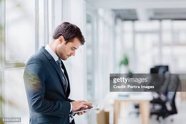 businessman using digital tablet - completo da uomo foto e immagini stock