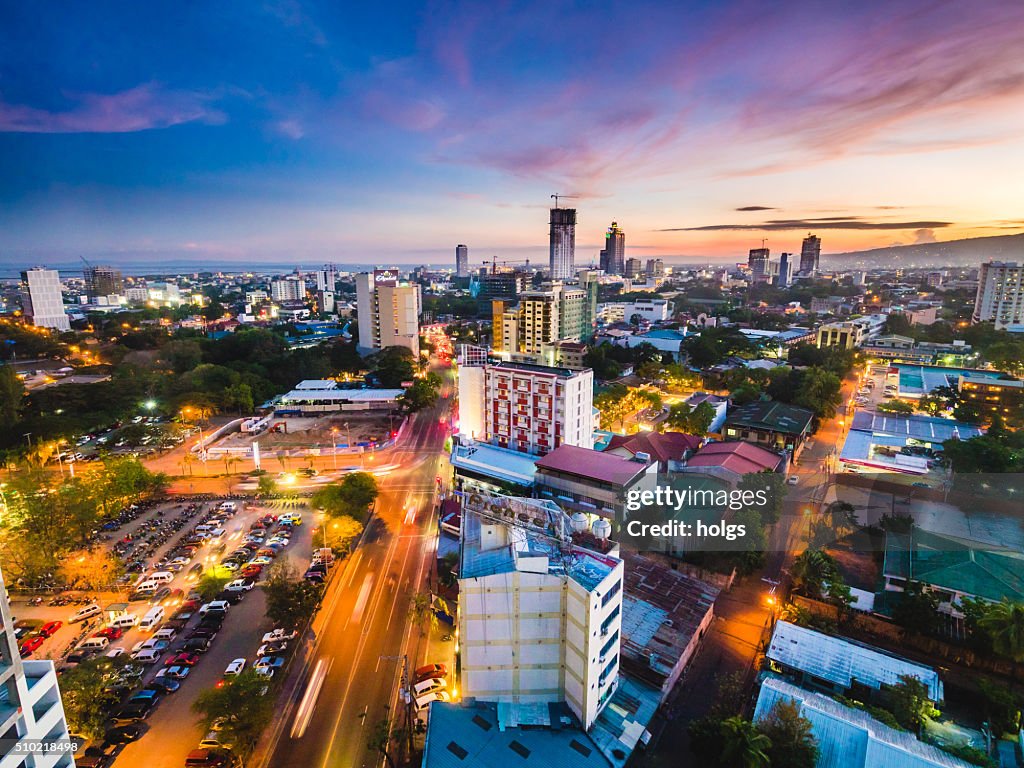 Edificios de la ciudad de Cebú durante la puesta del sol