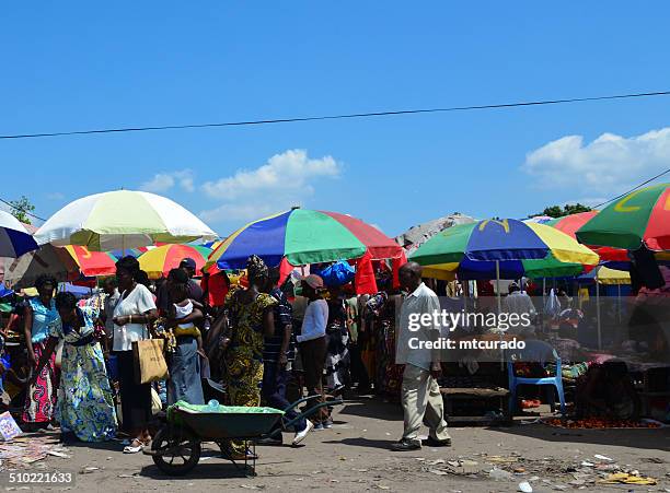 ブラザヴィル、コンゴ： road サイドマーケット - コンゴ共和国 ストックフォトと画像