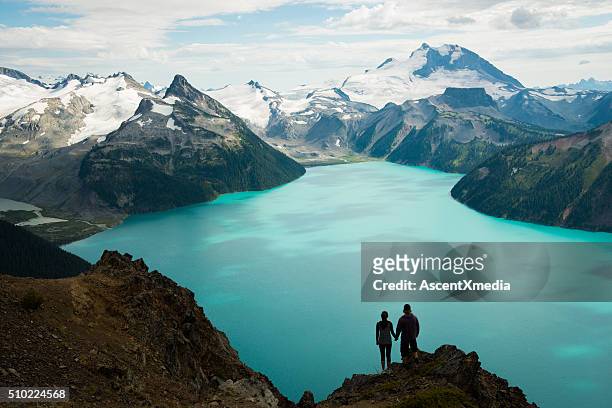 couple enjoying the beautiful outdoors - canada mountains stockfoto's en -beelden