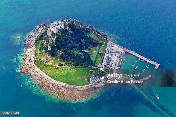 aerial view of st michael's mount - marazion-cornwall-england photos et images de collection