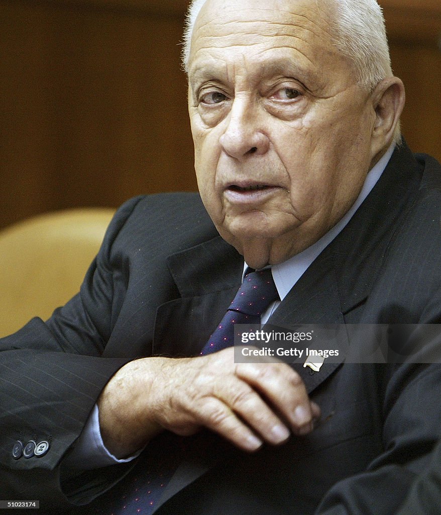 ISR: Ariel Sharon Attends Weekly Cabinet Meeting