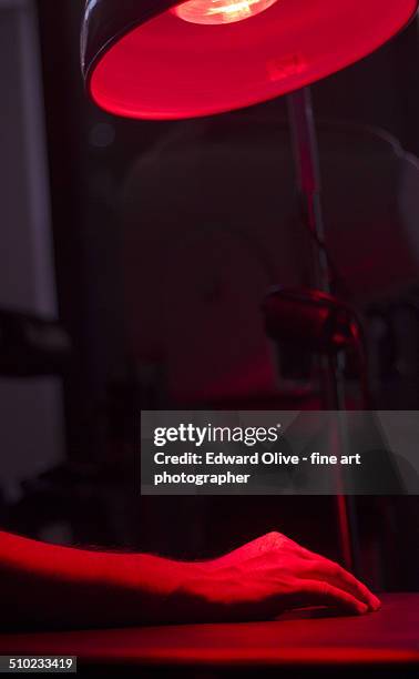 hand of man in physiotherapy heat rehabilitation - infrared lamp stockfoto's en -beelden