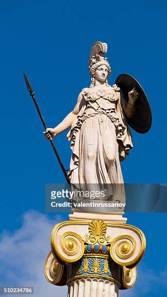 statue der göttin athena von der akademie von athen, griechenland - platos retreat stock-fotos und bilder