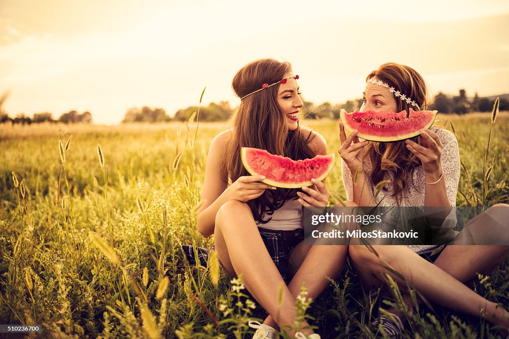 Happy Hipster in Feld