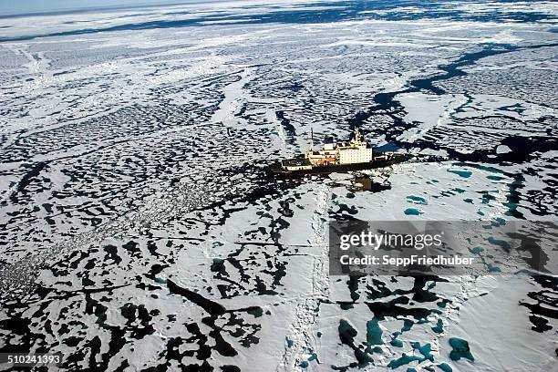 areal aufnahme von ice breaker sie in ne passage - sepp friedhuber stock-fotos und bilder