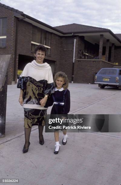 HOME PORTRAIT OF LINDY CHAMBERLAIN WITH HER DAUGHTER KAHLIA SHONELL NIKARI CHAMBERLAIN WHO WAS BORN ON 17 NOV 1982 IN DARWIN HOSPITAL WHILE LINDY WAS...