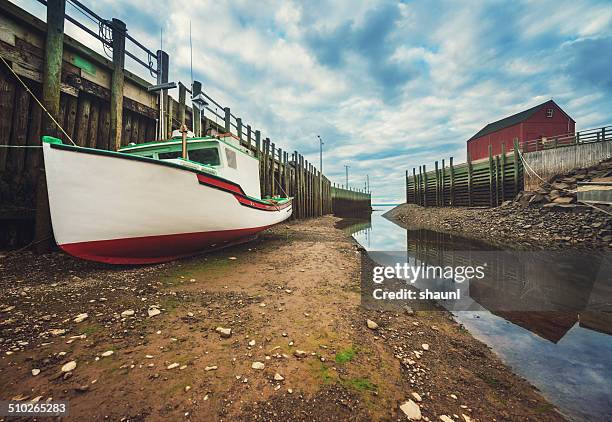 vertäut am meeresboden - ebbe stock-fotos und bilder