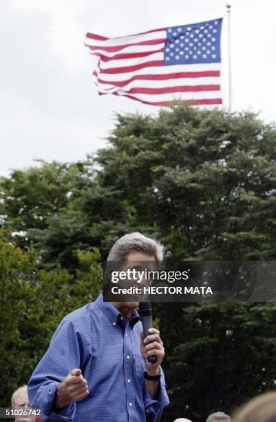 Democratic presidential candidate John Kerry delivers a speech at a barbecue with supporters and polical personalities at his wife Teresa's Rosemont...