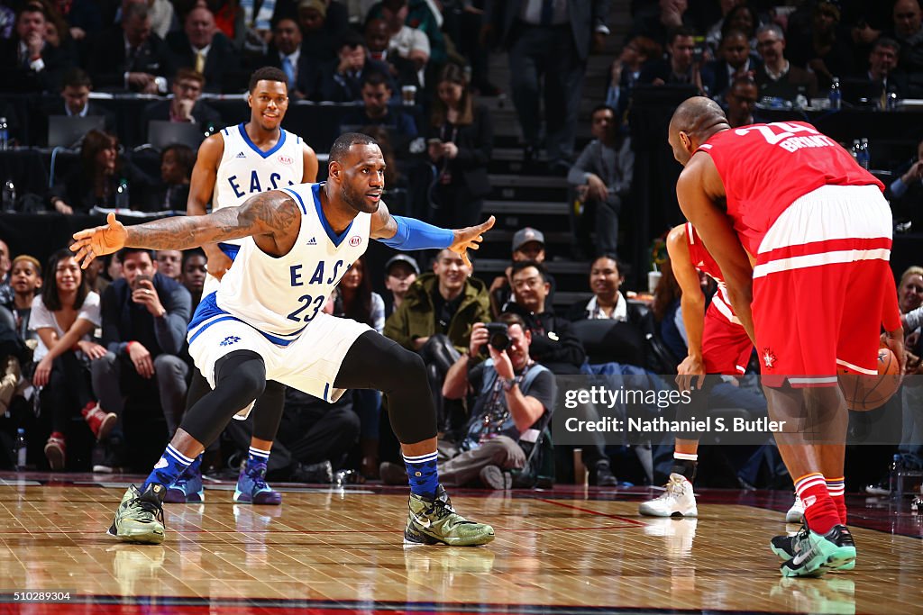 LeBron James of the Eastern Conference plays defense against Kobe... News  Photo - Getty Images