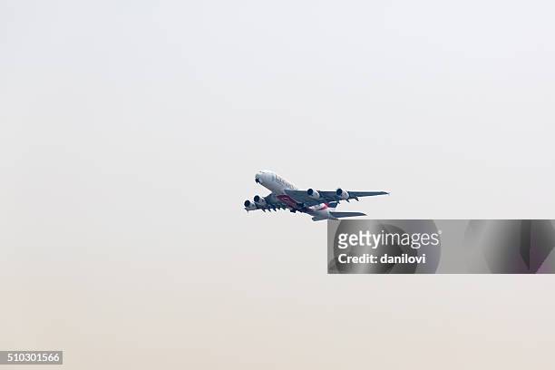 um airbus a380 da emirates airlines, - airbus a380 imagens e fotografias de stock