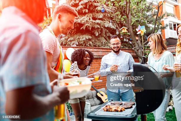 jovens a divertir-se no churrasco festa. - burger on grill imagens e fotografias de stock