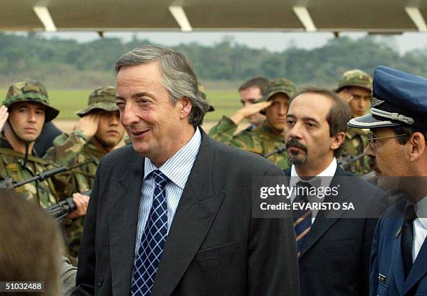 Nestor Kirchner , presidente de Argentina, es recibido el 07 de julio de 2004 a su llegada a Puerto Iguazu, Argentina para asistir a la la XXVI...