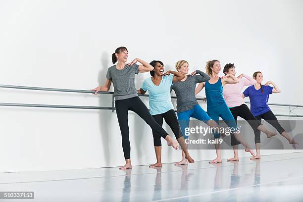 mulheres fazendo exercícios de barre - estúdio de dança - fotografias e filmes do acervo