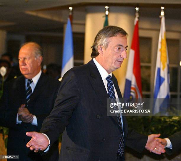 El presidente argentino Nestor Kirchner conversa con un asistente cerca del presidente chileno Ricardo Lagos durante un intervalo en la XXVI Cumbre...