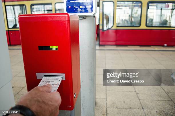 subway station, ticket validator - kaartjesknipper stockfoto's en -beelden