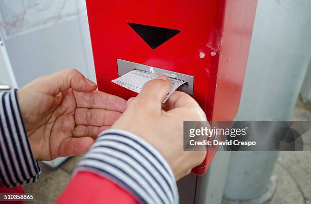 hand validating ticket - kaartjesknipper stockfoto's en -beelden