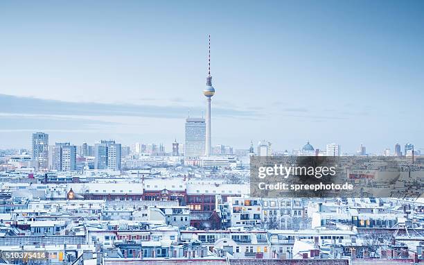 berlin skyline with snow on the roofs - berlin winter stockfoto's en -beelden