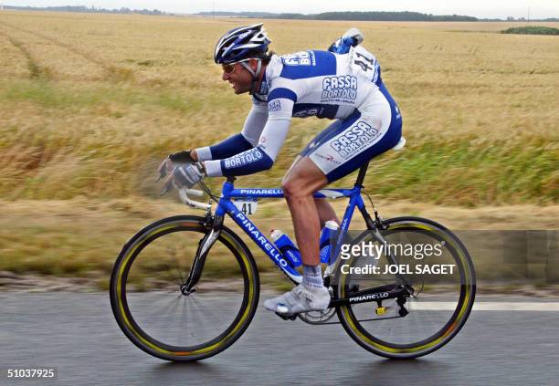 Italian Alessandro Petacchi rides during the fifth stage of the 91st Tour de France cycling race between Amiens and Chartres, 08 July 2004. Petacchi...